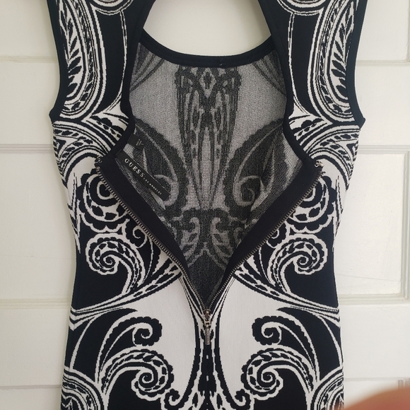 GUESS BLACK AND WHITE "ORNATE" PAISLEY BODYCON MINI-DRESS  SIZE SMALL - Picture 8 of 16